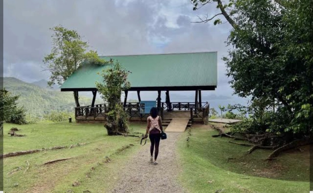 Mission Lodge viewpoint shelter overlooking the Mahé mountains and coast